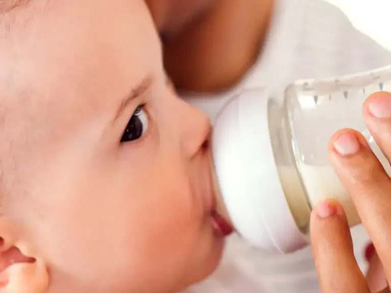 Baby trinkt aus einer Flasche